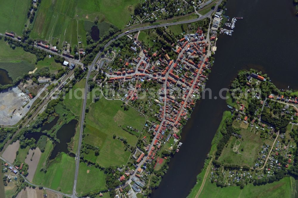 Vertical aerial photograph Havelsee - Vertical view of Cityscape of downtown area and the city center on the banks of Beetzsees in Havelsee in Brandenburg