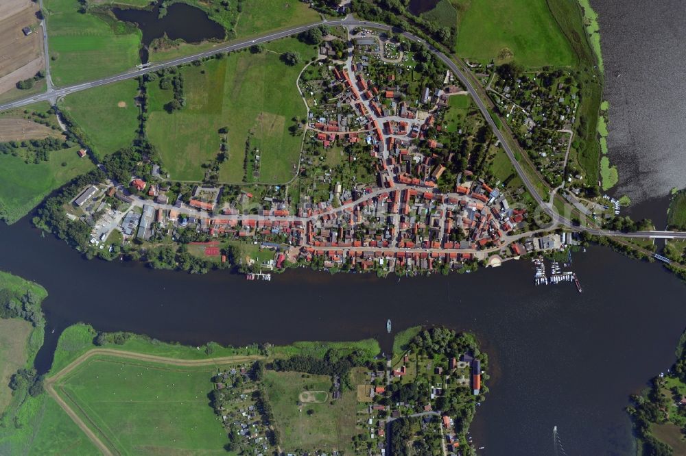 Vertical aerial photograph Havelsee - Vertical view of Cityscape of downtown area and the city center on the banks of Beetzsees in Havelsee in Brandenburg