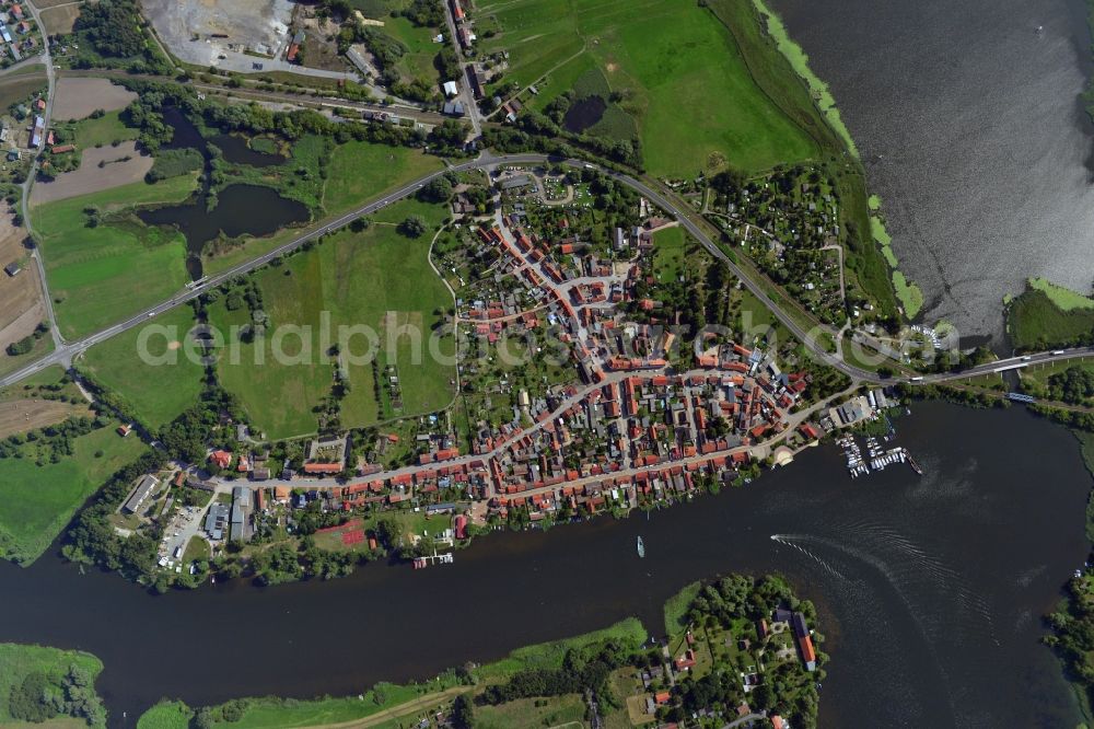 Vertical aerial photograph Havelsee - Vertical view of Cityscape of downtown area and the city center on the banks of Beetzsees in Havelsee in Brandenburg