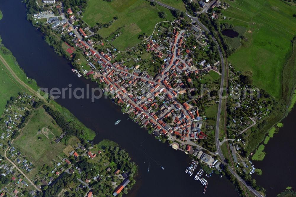 Vertical aerial photograph Havelsee - Vertical view of Cityscape of downtown area and the city center on the banks of Beetzsees in Havelsee in Brandenburg