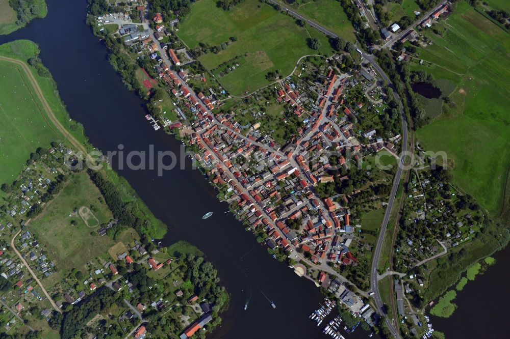 Vertical aerial photograph Havelsee - Vertical view of Cityscape of downtown area and the city center on the banks of Beetzsees in Havelsee in Brandenburg