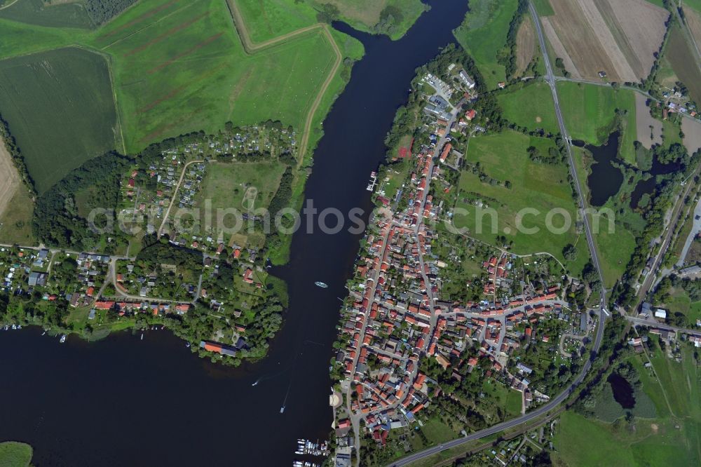 Vertical aerial photograph Havelsee - Vertical view of Cityscape of downtown area and the city center on the banks of Beetzsees in Havelsee in Brandenburg