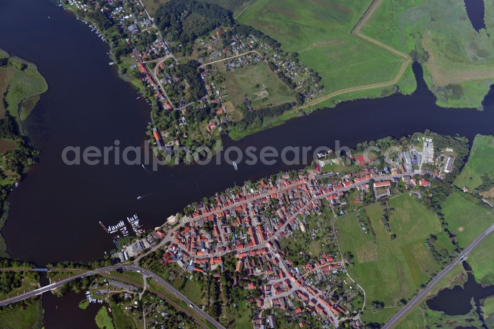 Vertical aerial photograph Havelsee - Vertical view of Cityscape of downtown area and the city center on the banks of Beetzsees in Havelsee in Brandenburg