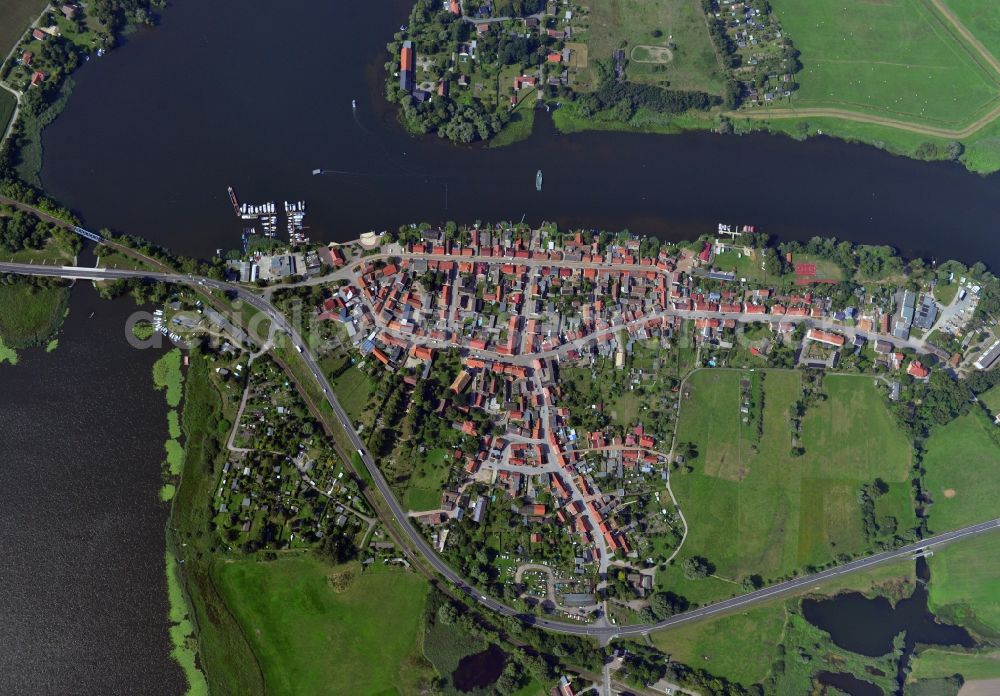 Vertical aerial photograph Havelsee - Vertical view of Cityscape of downtown area and the city center on the banks of Beetzsees in Havelsee in Brandenburg