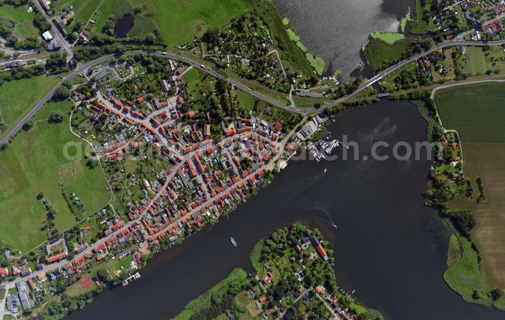 Vertical aerial photograph Havelsee - Vertical view of Cityscape of downtown area and the city center on the banks of Beetzsees in Havelsee in Brandenburg