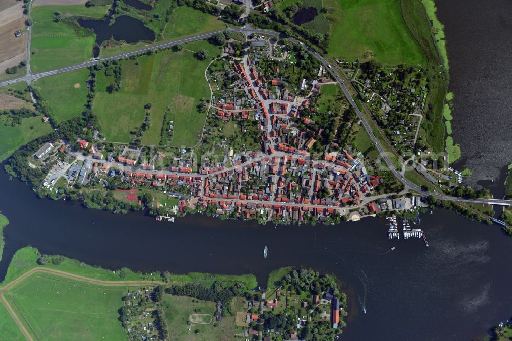 Vertical aerial photograph Havelsee - Vertical view of Cityscape of downtown area and the city center on the banks of Beetzsees in Havelsee in Brandenburg