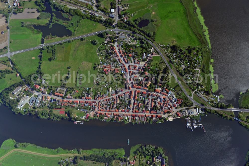 Vertical aerial photograph Havelsee - Vertical view of Cityscape of downtown area and the city center on the banks of Beetzsees in Havelsee in Brandenburg