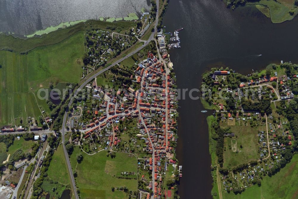 Vertical aerial photograph Havelsee - Vertical view of Cityscape of downtown area and the city center on the banks of Beetzsees in Havelsee in Brandenburg