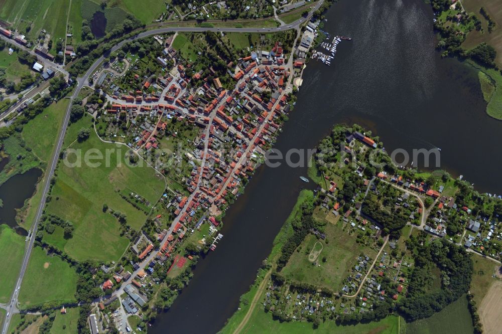 Vertical aerial photograph Havelsee - Vertical view of Cityscape of downtown area and the city center on the banks of Beetzsees in Havelsee in Brandenburg