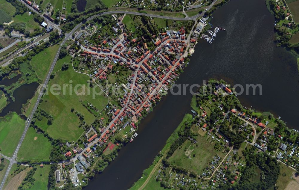 Vertical aerial photograph Havelsee - Vertical view of Cityscape of downtown area and the city center on the banks of Beetzsees in Havelsee in Brandenburg