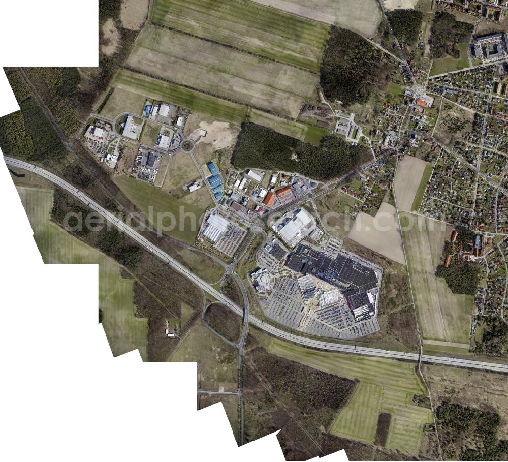 Vertical aerial photograph Wildau - Senkrechtluftbild / Stadtansicht aus der Satellitenperspektive vom A10 Center in Wildau. Die Deutsche EuroShop hat das A10 Center in Wildau vom Insolvenzverwalter des bisherigen Eigentümers gekauft. Die ECE wird die Realisierung des seit letzen Jahres im Baustopp verweilenden Erweiterungsbaus A10 Triangel verantworten sowie die Vermietung und das Management des gesamten Centers übernehmen. The German EuroShop has bought the A10 Center in Wildau from the insolvency of the previous owner. The ECE will be responsible for the realization of the building freeze since last year in the lingering extension A10 triangle and take the rental and management of the entire center.