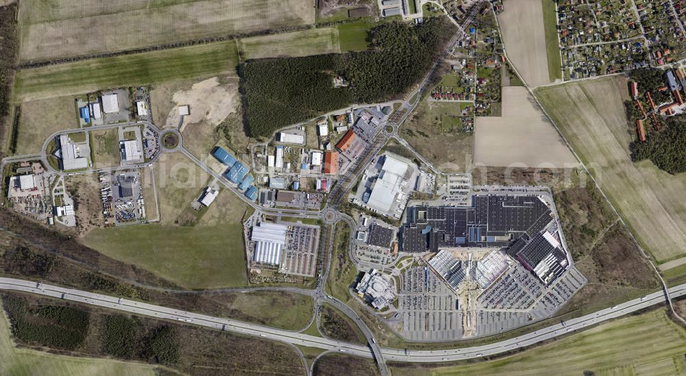 Vertical aerial photograph Wildau - Senkrechtluftbild / Stadtansicht aus der Satellitenperspektive vom A10 Center in Wildau. Die Deutsche EuroShop hat das A10 Center in Wildau vom Insolvenzverwalter des bisherigen Eigentümers gekauft. Die ECE wird die Realisierung des seit letzen Jahres im Baustopp verweilenden Erweiterungsbaus A10 Triangel verantworten sowie die Vermietung und das Management des gesamten Centers übernehmen. The German EuroShop has bought the A10 Center in Wildau from the insolvency of the previous owner. The ECE will be responsible for the realization of the building freeze since last year in the lingering extension A10 triangle and take the rental and management of the entire center.