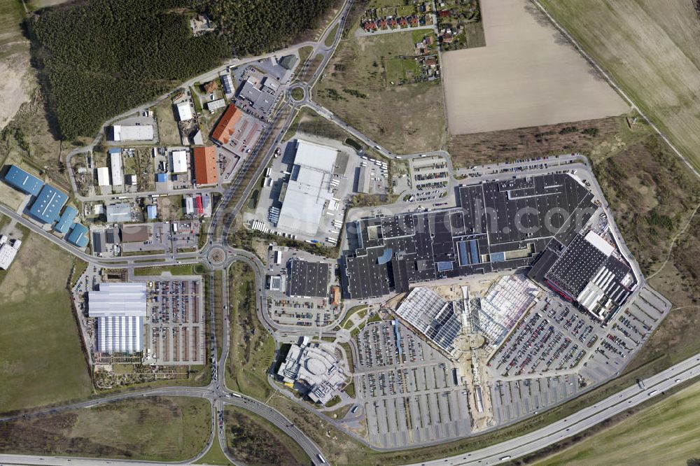 Vertical aerial photograph Wildau - Senkrechtluftbild / Stadtansicht aus der Satellitenperspektive vom A10 Center in Wildau. Die Deutsche EuroShop hat das A10 Center in Wildau vom Insolvenzverwalter des bisherigen Eigentümers gekauft. Die ECE wird die Realisierung des seit letzen Jahres im Baustopp verweilenden Erweiterungsbaus A10 Triangel verantworten sowie die Vermietung und das Management des gesamten Centers übernehmen. The German EuroShop has bought the A10 Center in Wildau from the insolvency of the previous owner. The ECE will be responsible for the realization of the building freeze since last year in the lingering extension A10 triangle and take the rental and management of the entire center.