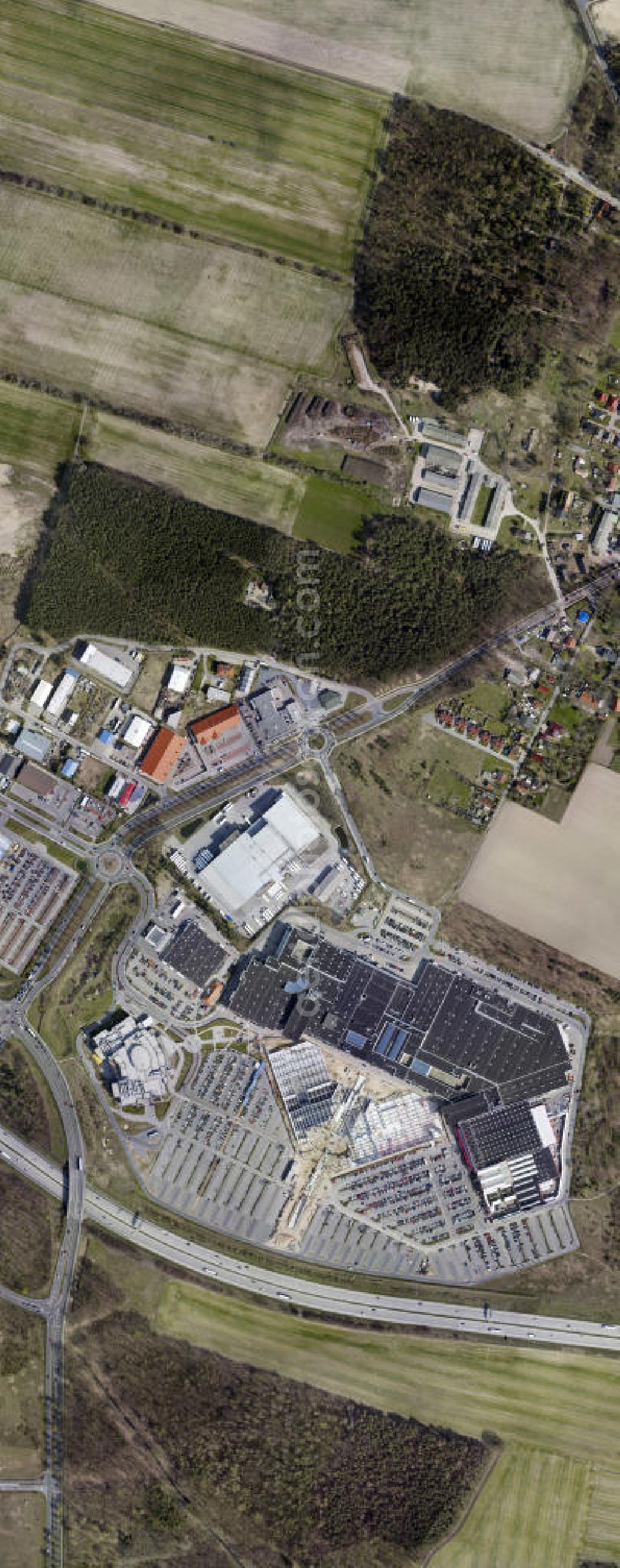 Vertical aerial photograph Wildau - Senkrechtluftbild / Stadtansicht aus der Satellitenperspektive vom A10 Center in Wildau. Die Deutsche EuroShop hat das A10 Center in Wildau vom Insolvenzverwalter des bisherigen Eigentümers gekauft. Die ECE wird die Realisierung des seit letzen Jahres im Baustopp verweilenden Erweiterungsbaus A10 Triangel verantworten sowie die Vermietung und das Management des gesamten Centers übernehmen. The German EuroShop has bought the A10 Center in Wildau from the insolvency of the previous owner. The ECE will be responsible for the realization of the building freeze since last year in the lingering extension A10 triangle and take the rental and management of the entire center.