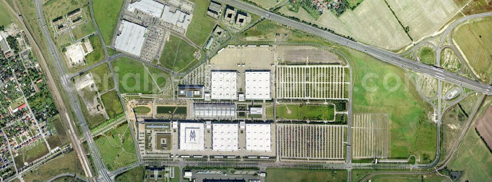 Vertical aerial photograph LEIPZIG - Senkrechtluftbild / Stadtansicht vom Gelände der Neuen Messe in Leipzig. Die Leipziger Messe ist das Messe- und Ausstellungsgelände von Leipzig, das zu den ältesten Messestandorten der Welt zählt. Sie befindet sich in dem bis 1996 gebauten neuen Messegelände etwa sieben Kilometer vom Stadtzentrum entfernt am nördlichen Stadtrand. Vertical aerial photo / city view from the grounds of the New Trade Fair in Leipzig.