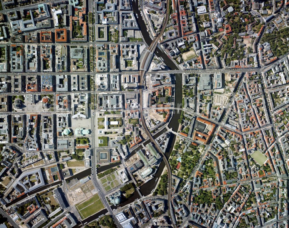 Vertical aerial photograph Berlin - Stadtansicht aus der Senkrecht- Perspektive auf das Areal der Berliner Stadtmitte mit dem Spreeverlauf an der Museumsinsel, Unter den Linden, Friedrichstraße, Bebelplatz mit Staatsoper; Schinkelsche Wache, Bahnhof Friedrichstraße, Gendarmenmarkt mit Schauspielhaus und der Abrißfläche des Schloßplatzes / Palast der Republik.