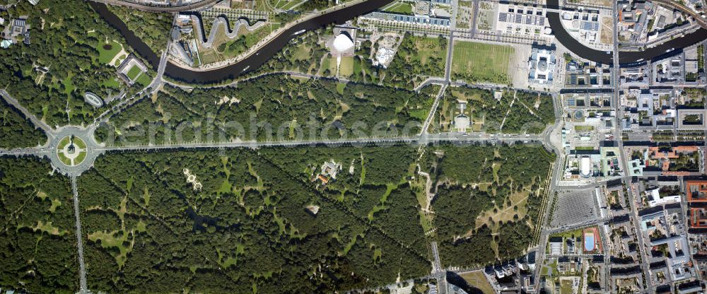 Vertical aerial photograph Berlin - Stadtansicht aus der Senkrecht- Perspektive auf das Areal der Berliner Stadtmitte mit dem Brandenburger Tor, Straße des 17. Juni; Großer Stern; Siegessäule; Spreeufer mit dem Moabiter Werder in Moabit, sowie dem Regierungs