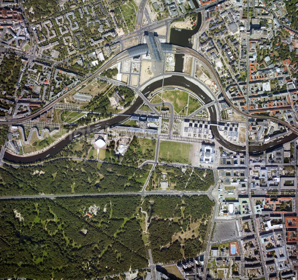 Vertical aerial photograph Berlin - Stadtansicht aus der Senkrecht- Perspektive auf das Areal der Berliner Stadtmitte mit dem Brandenburger Tor, Straße des 17. Juni; Berliner Hauptbahnhof; Spreeufer mit dem Moabiter Werder in Moabit.