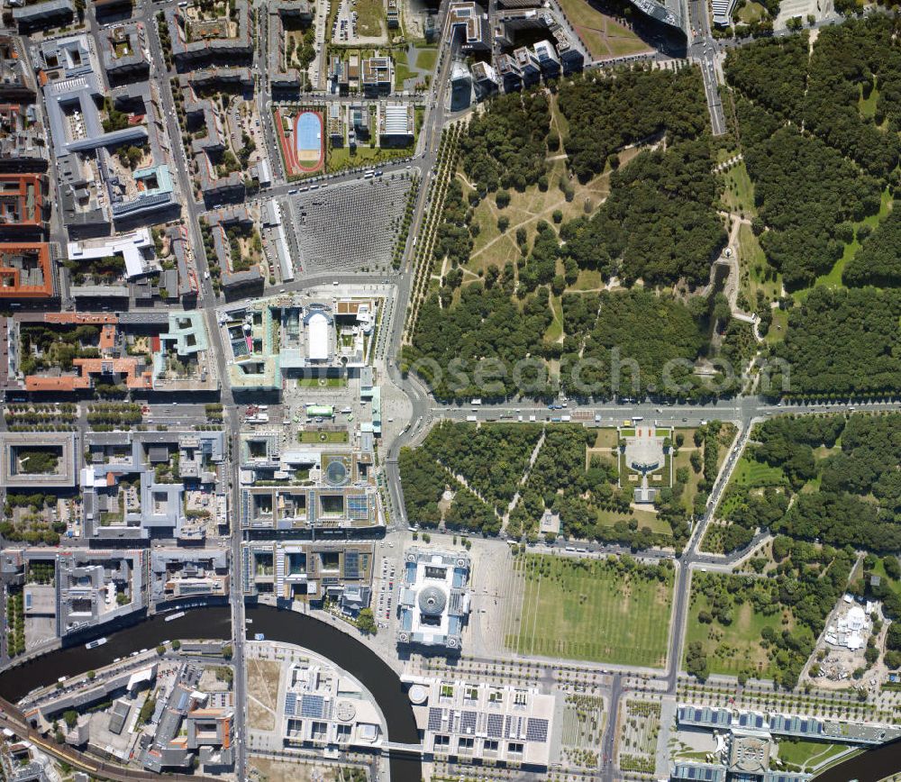 Vertical aerial photograph Berlin - Stadtansicht aus der Senkrecht- Perspektive auf das Areal der Berliner Stadtmitte mit dem Brandenburger Tor, Straße des 17. Juni; Spreeufer mit dem Bundeskanzleramt, sowie dem Regierungsviertel.