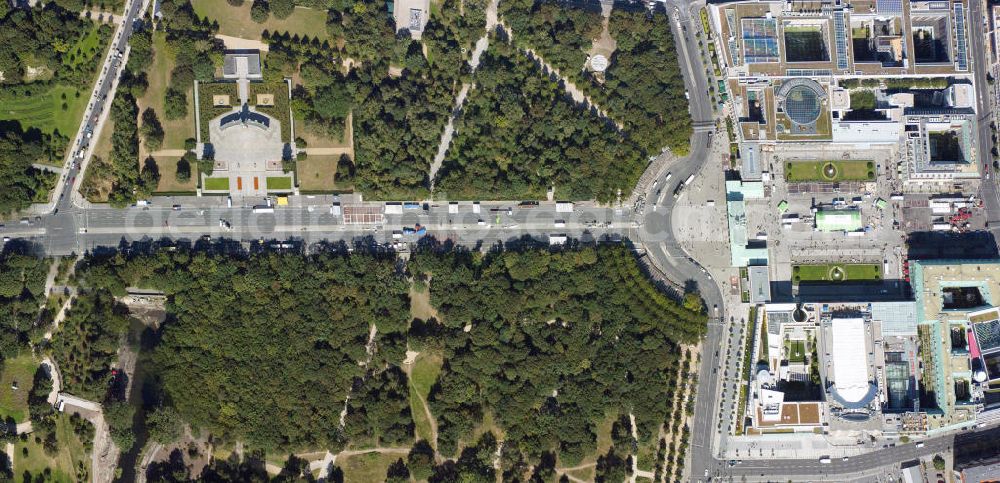 Vertical aerial photograph Berlin - Stadtansicht aus der Senkrecht- Perspektive auf das Areal der Berliner Stadtmitte mit dem Brandenburger Tor, Straße des 17. Juni und dem Russischen Ehrenmal im Tiergarten