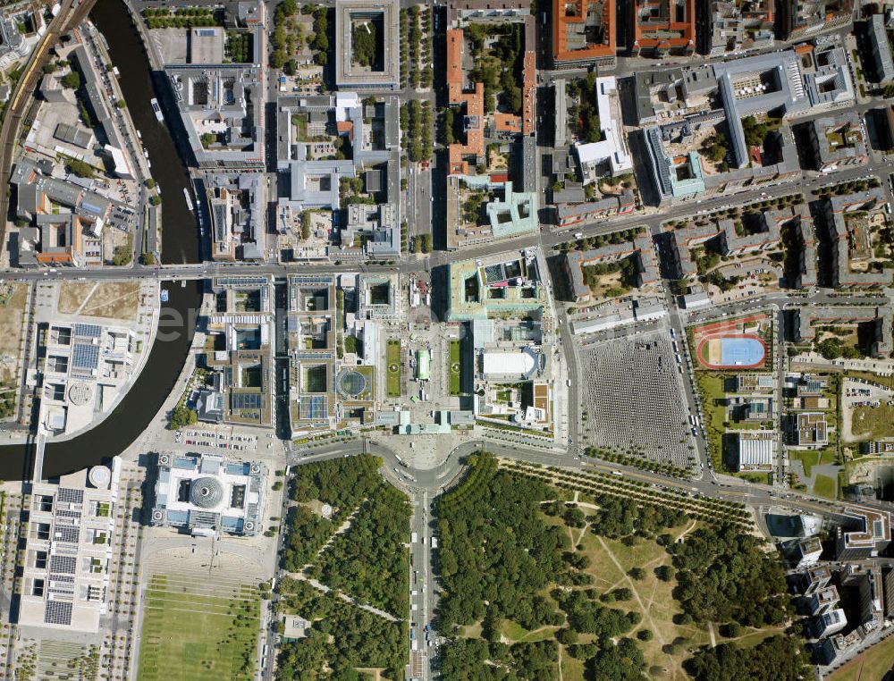 Vertical aerial photograph Berlin - Stadtansicht aus der Senkrecht- Perspektive auf das Areal der Berliner Stadtmitte mit dem Brandenburger Tor, Straße des 17. Juni; Spreeufer mit dem Regierungsviertel.