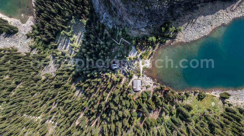 Vertical aerial photograph Lake Louise - Vertical aerial view from the satellite perspective of the tables and benches of open-air restaurant Lake Agnes Tea House on street Lake Agnes Trail in Lake Louise in Alberta, Canada