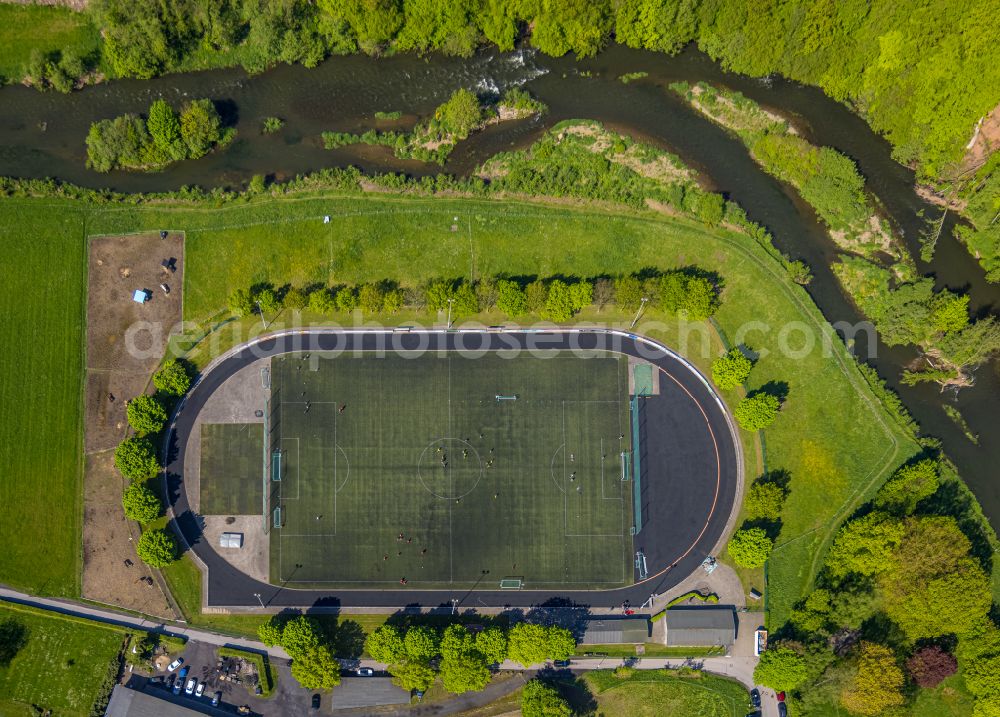 Vertical aerial photograph Oeventrop - Vertical aerial view from the satellite perspective of training on the sports field and soccer field of the TuS Oeventrop on the street In den Oeren in Oeventrop in the Sauerland in the state of North Rhine-Westphalia, Germany