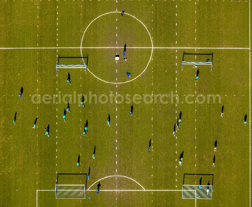 Vertical aerial photograph Gelsenkirchen - Vertical aerial view from the satellite perspective of the participants of the training at the sport area of FC Gelsenkirchen-Schalke 04 e.V. in the district Erle in Gelsenkirchen at Ruhrgebiet in the state North Rhine-Westphalia, Germany