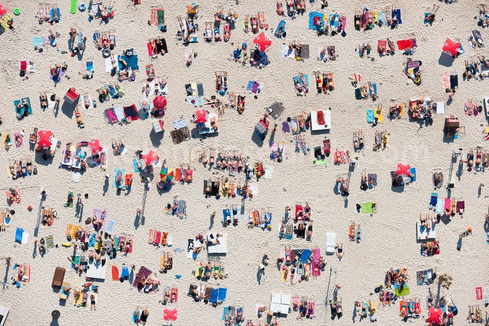 Vertical aerial photograph Köln - Vertical aerial view from the satellite perspective of the Sandy beach areas on the Eschersee in the district Auweiler in Cologne in the state North Rhine-Westphalia, Germany