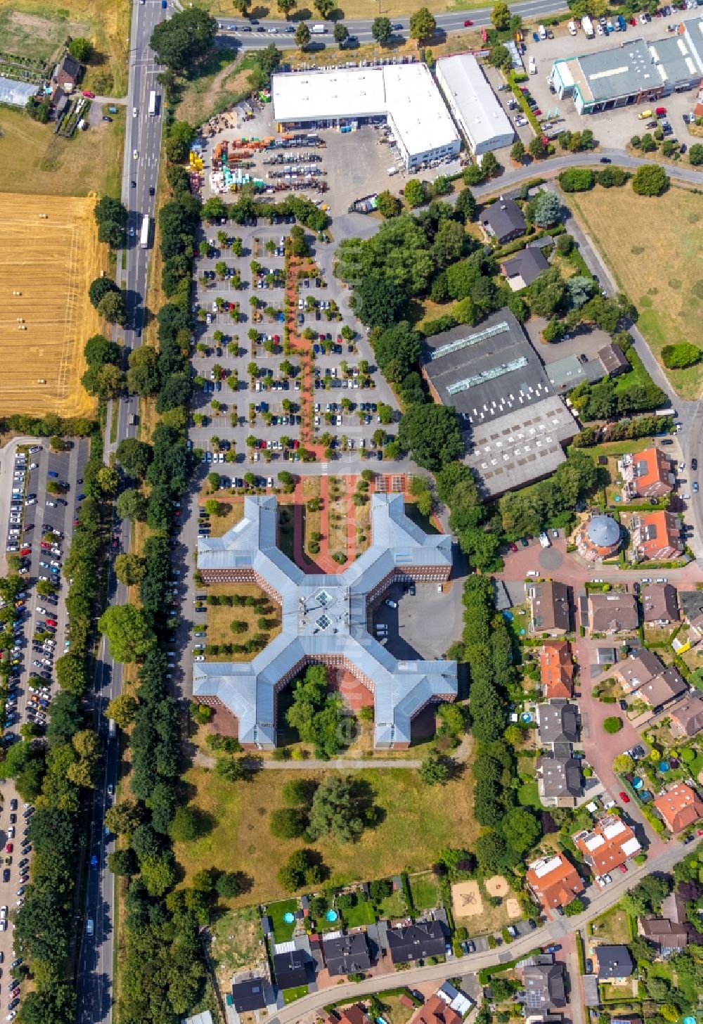 Vertical aerial photograph Wesel - Vertical aerial view from the satellite perspective of the administration building of the company Gi Group Deutschland GmbH Servicecenter on Philipp-Reis-Strasse in Wesel in the state North Rhine-Westphalia, Germany