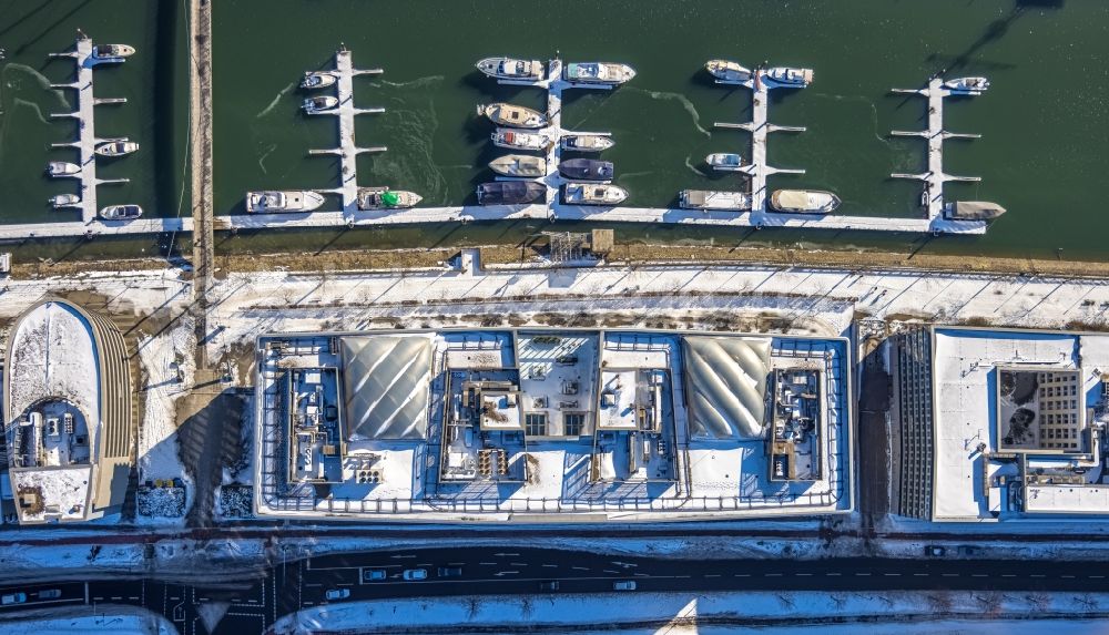 Vertical aerial photograph Duisburg - Vertical aerial view from the satellite perspective of the administration building of the company of Mitsubishi Power Europe GmbH on Schifferstrasse with quays and ship moorings at the harbor basin of the inland port Holzhafen in Duisburg at Ruhrgebiet in the state North Rhine-Westphalia, Germany