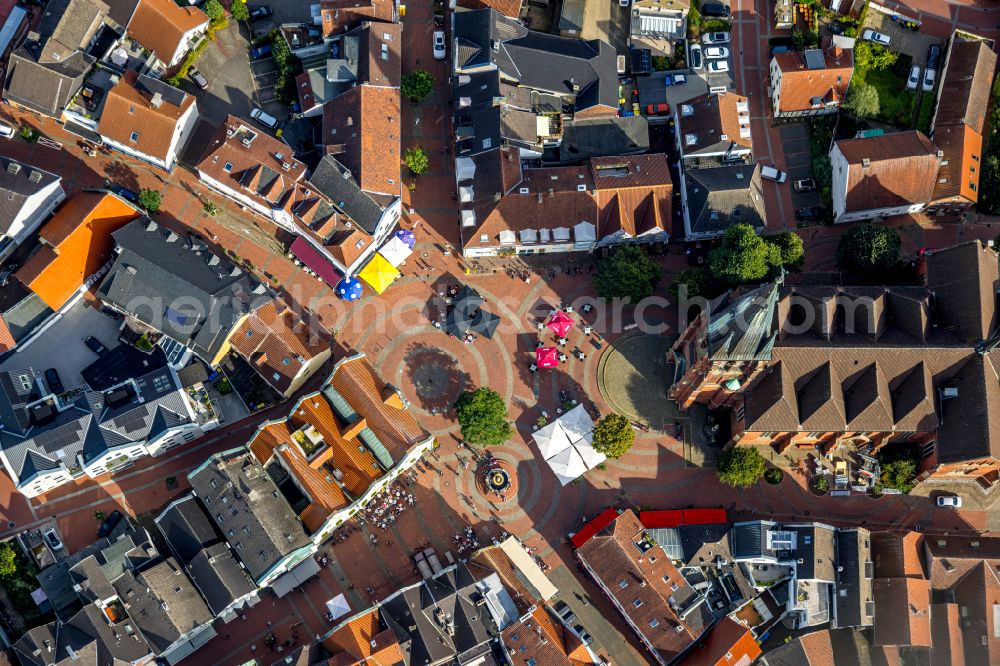 Vertical aerial photograph Haltern am See - Vertical aerial view from the satellite perspective of the sale and food stands and trade stalls in the market place on place Marktplatz in Haltern am See at Ruhrgebiet in the state North Rhine-Westphalia, Germany