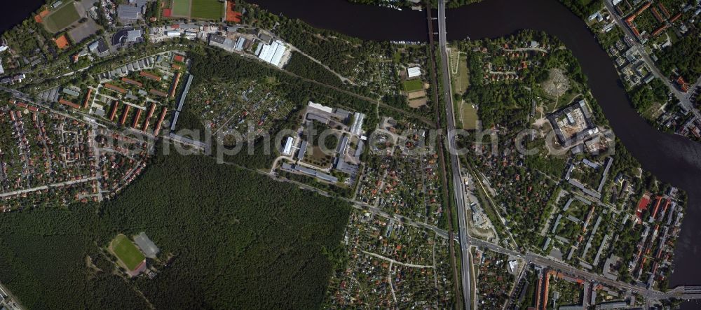 Vertical aerial photograph Berlin Schöneweide - Vertical shot from the waterfront Spree curve at the Oberspreestraße - Spindler Fields Road in Schoeneweide district in Berlin