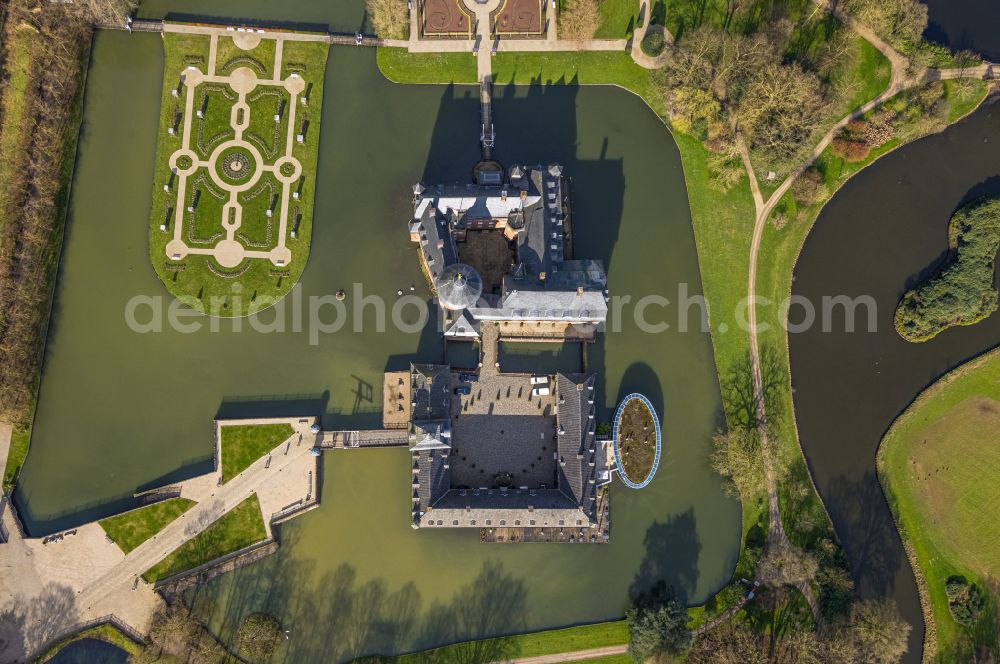 Vertical aerial photograph Isselburg - Vertical aerial view from the satellite perspective of the building and castle park systems of water castle in the district Anholt in Isselburg in the state North Rhine-Westphalia, Germany