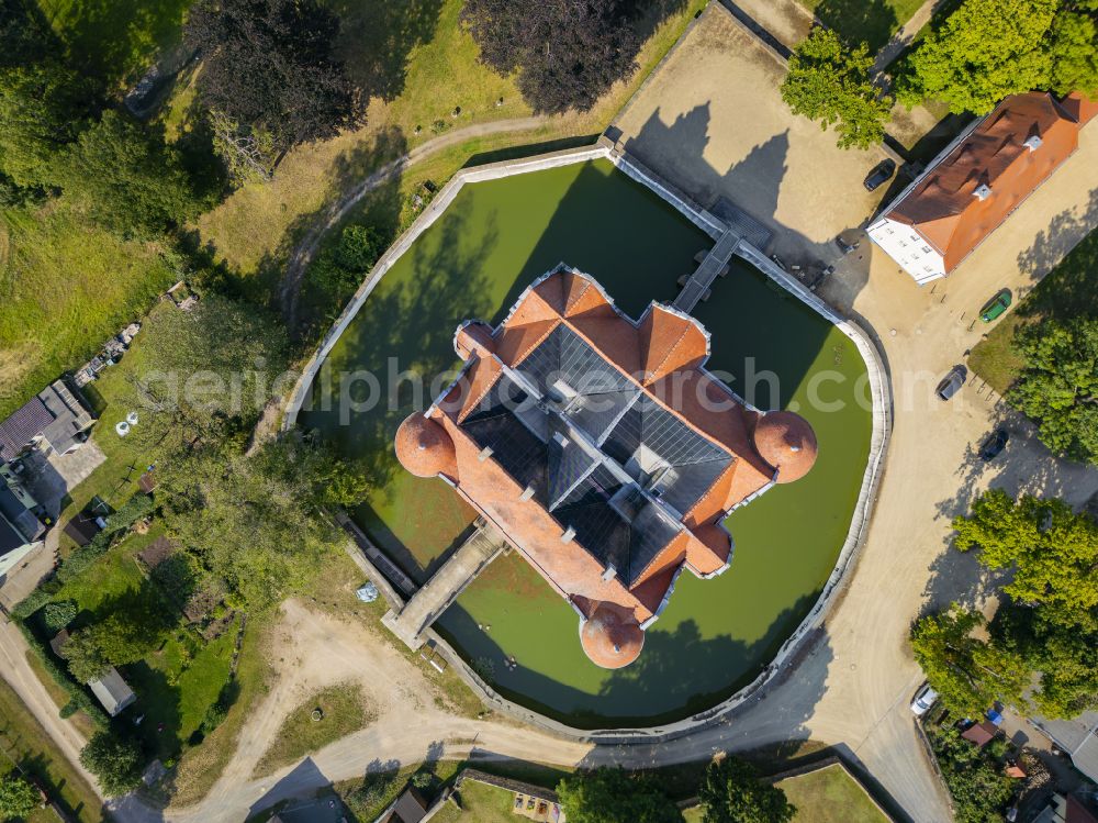 Vertical aerial photograph Großkmehlen - Vertical aerial view from the satellite perspective of the building and castle park systems of water castle in Grosskmehlen in the state Brandenburg, Germany