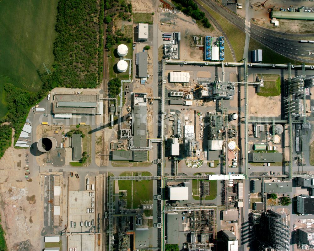 Vertical aerial photograph Nünchritz - Vertical aerial view from the satellite perspective of the building and production halls on the premises of the chemical manufacturers Wacker Chemie AG, factory Nuenchritz on Friedrich-von-Heyden-Platz in Nuenchritz in the state Saxony, Germany