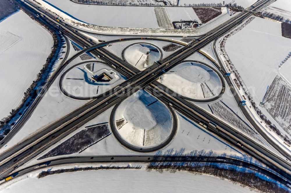 Vertical aerial photograph Kamen - Wintry snowy autumnal discolored vegetation view Traffic flow at the intersection- motorway A 1 A2 Kamener Kreuz in Kamen in the state North Rhine-Westphalia, Germany