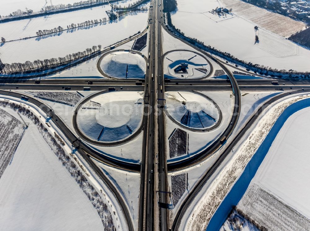 Vertical aerial photograph Kamen - Wintry snowy autumnal discolored vegetation view Traffic flow at the intersection- motorway A 1 A2 Kamener Kreuz in Kamen in the state North Rhine-Westphalia, Germany