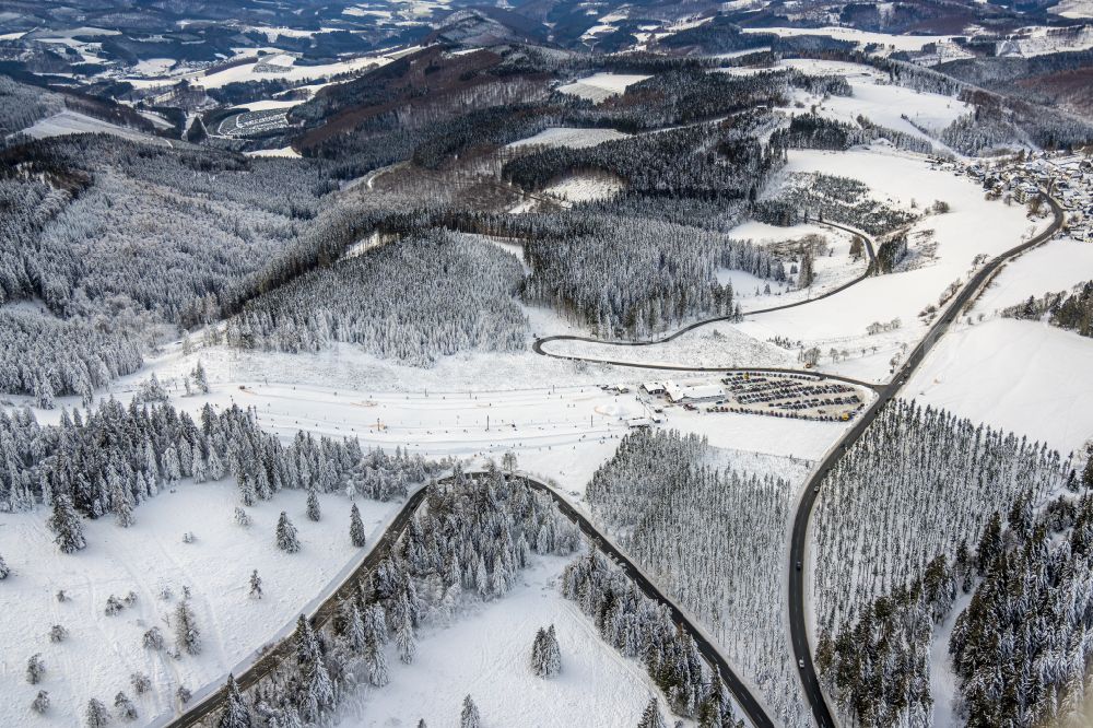 Vertical aerial photograph Altastenberg - Wintry snowy vertical aerial view from the satellite perspective of the street - road guidance of Landstrasse L540 in Altastenberg at Sauerland in the state North Rhine-Westphalia, Germany