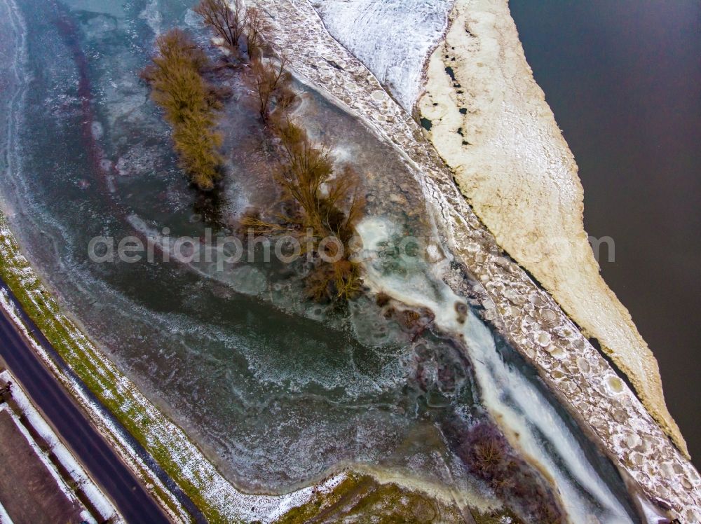 Vertical aerial photograph Bad Freienwalde (Oder) - Vertical aerial view from the satellite perspective of the wintry snowy riparian zones on the course of the river of Oof in Hohenwutzen in Bad Freienwalde (Oder) in the state Brandenburg, Germany