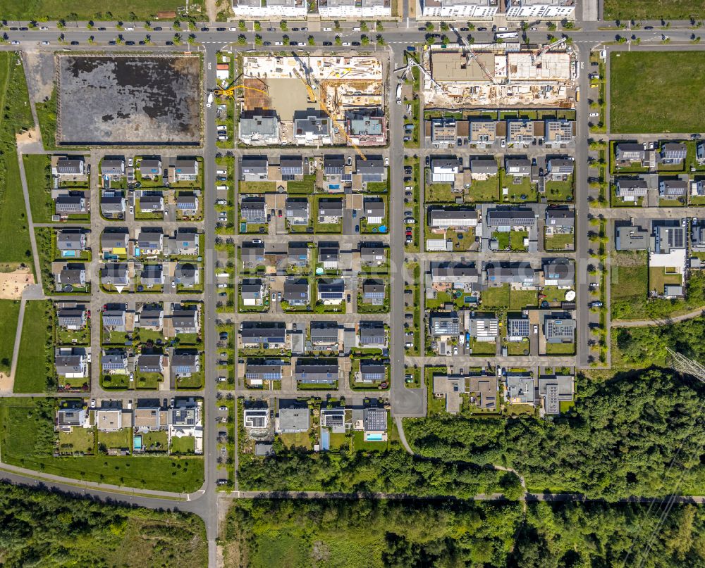 Vertical aerial photograph Gelsenkirchen - Vertical aerial view from the satellite perspective of the single-family residential area of settlement Graf Bismarck on Stadler Weg - Karl-Arnold-Weg in Gelsenkirchen in the state North Rhine-Westphalia, Germany