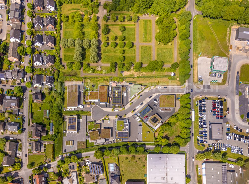 Vertical aerial photograph Kirchhellen - Vertical aerial view from the satellite perspective of the residential area of single-family settlement on street Im Pinntal in Kirchhellen at Ruhrgebiet in the state North Rhine-Westphalia, Germany