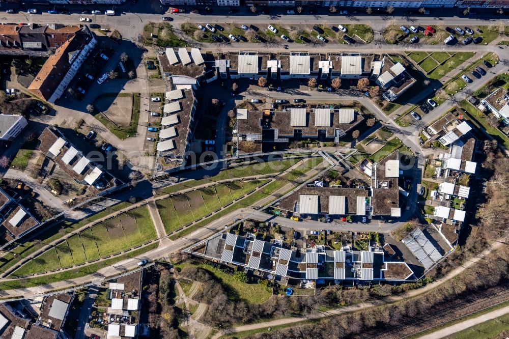 Vertical aerial photograph Gelsenkirchen - Vertical aerial view from the satellite perspective of the residential area of the multi-family house settlement Robert-Geritzmann-Hoefe in Gelsenkirchen at Ruhrgebiet in the state North Rhine-Westphalia, Germany