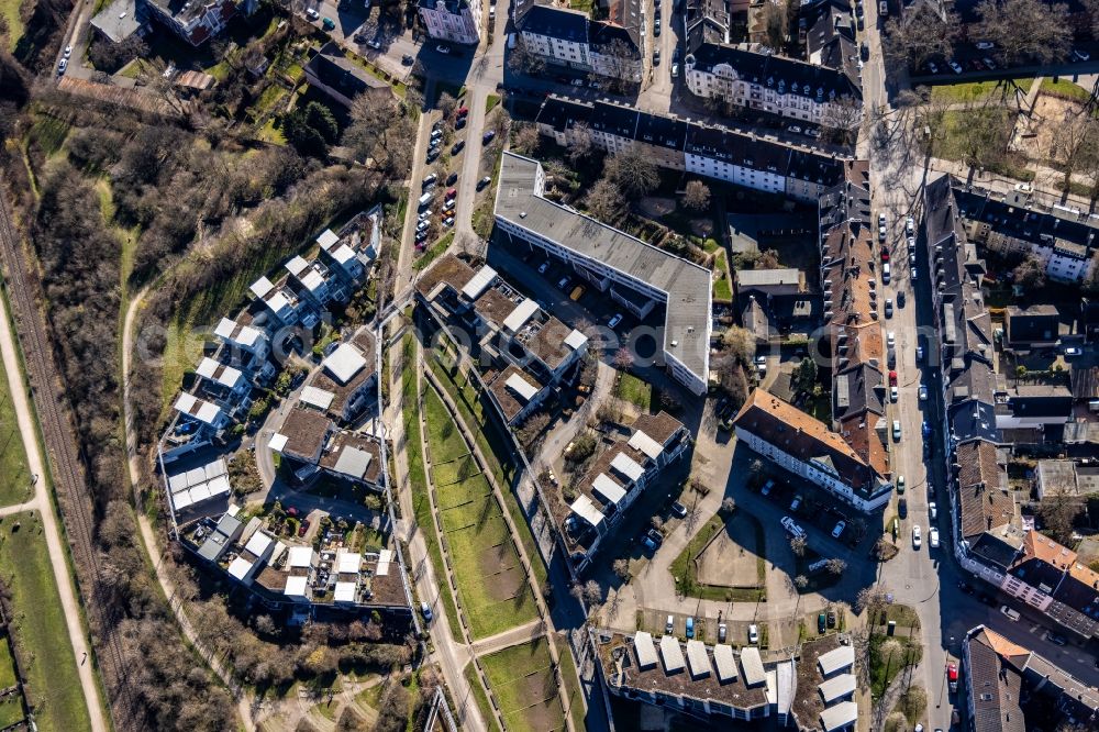 Vertical aerial photograph Gelsenkirchen - Vertical aerial view from the satellite perspective of the residential area of the multi-family house settlement Robert-Geritzmann-Hoefe in Gelsenkirchen at Ruhrgebiet in the state North Rhine-Westphalia, Germany