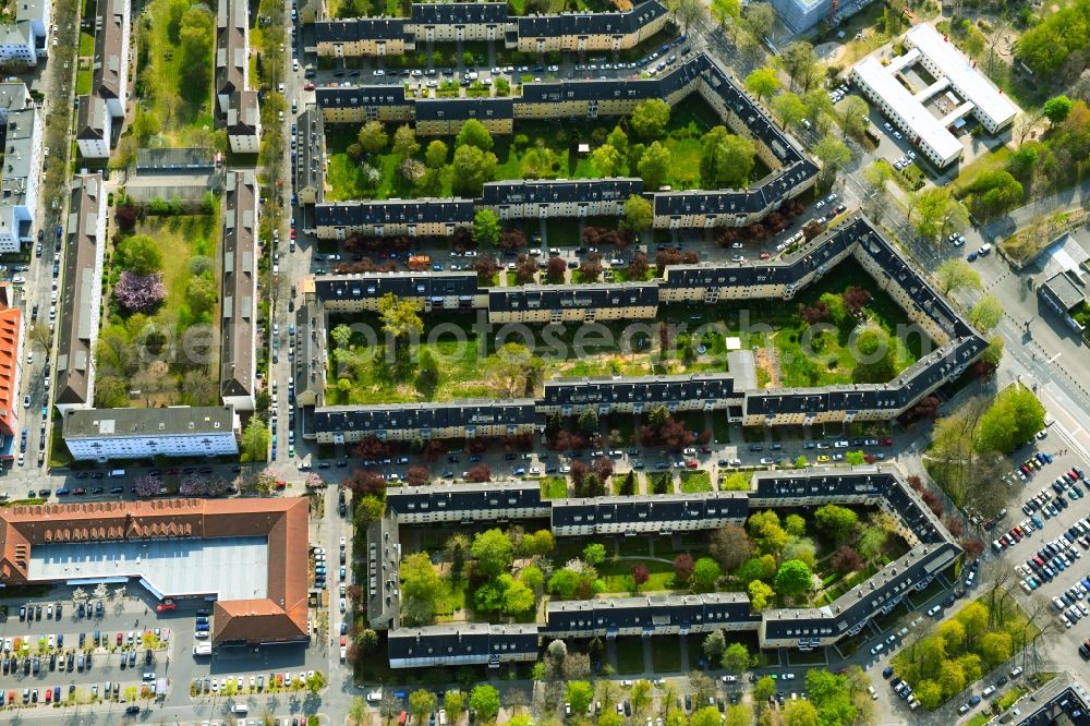 Vertical aerial photograph Rostock - Vertical aerial view from the satellite perspective of the residential area a row house settlement Kopernikusstrasse in the district Hansaviertel in Rostock in the state Mecklenburg - Western Pomerania, Germany