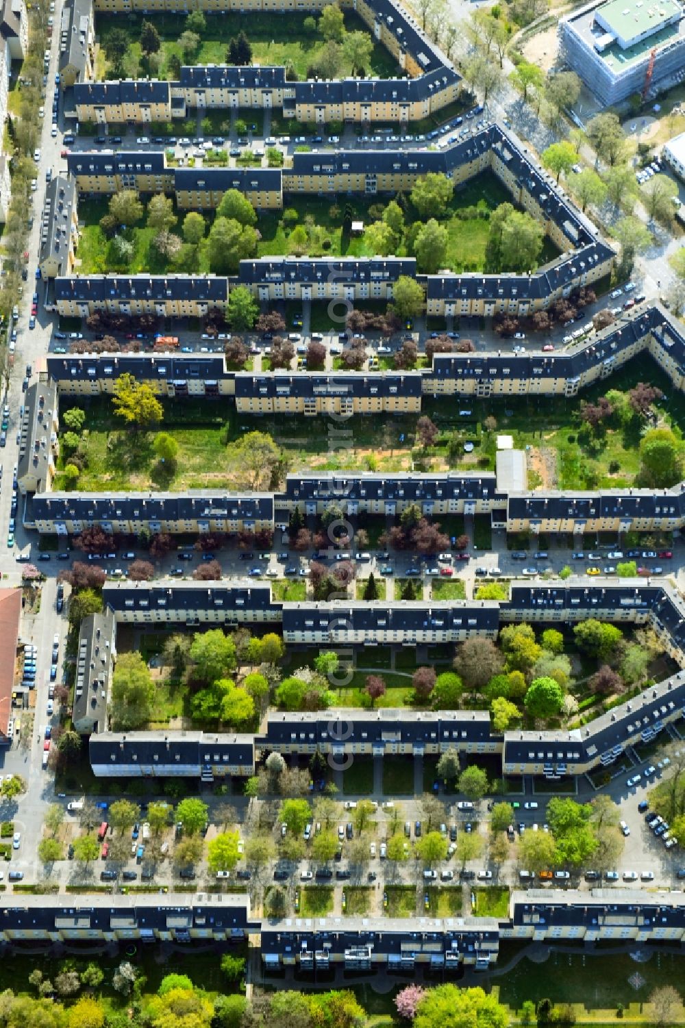 Vertical aerial photograph Rostock - Vertical aerial view from the satellite perspective of the residential area a row house settlement Kopernikusstrasse in the district Hansaviertel in Rostock in the state Mecklenburg - Western Pomerania, Germany